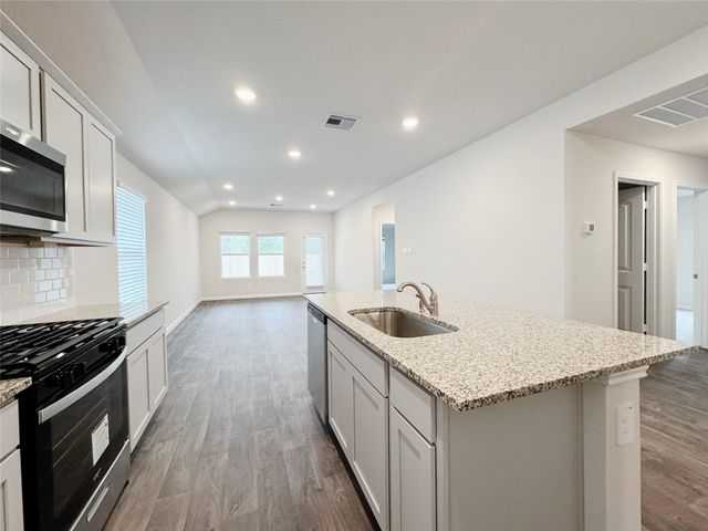 1207 CAMDEN LN, Lockhart, TX 78644