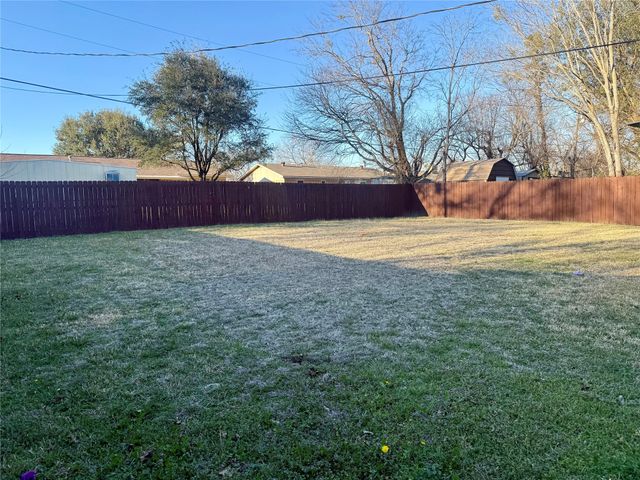 208 Austin Avenue, Corsicana, TX 75110