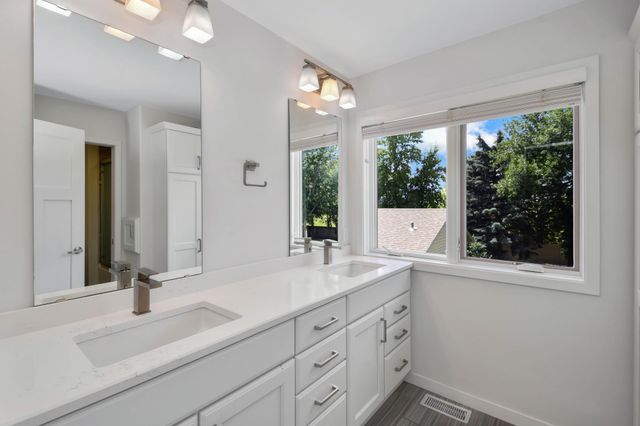 154 Beaton Drive W, West Fargo, ND 58078