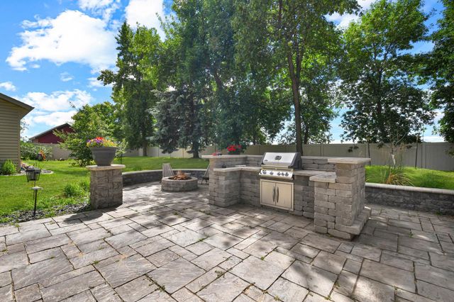 154 Beaton Drive W, West Fargo, ND 58078