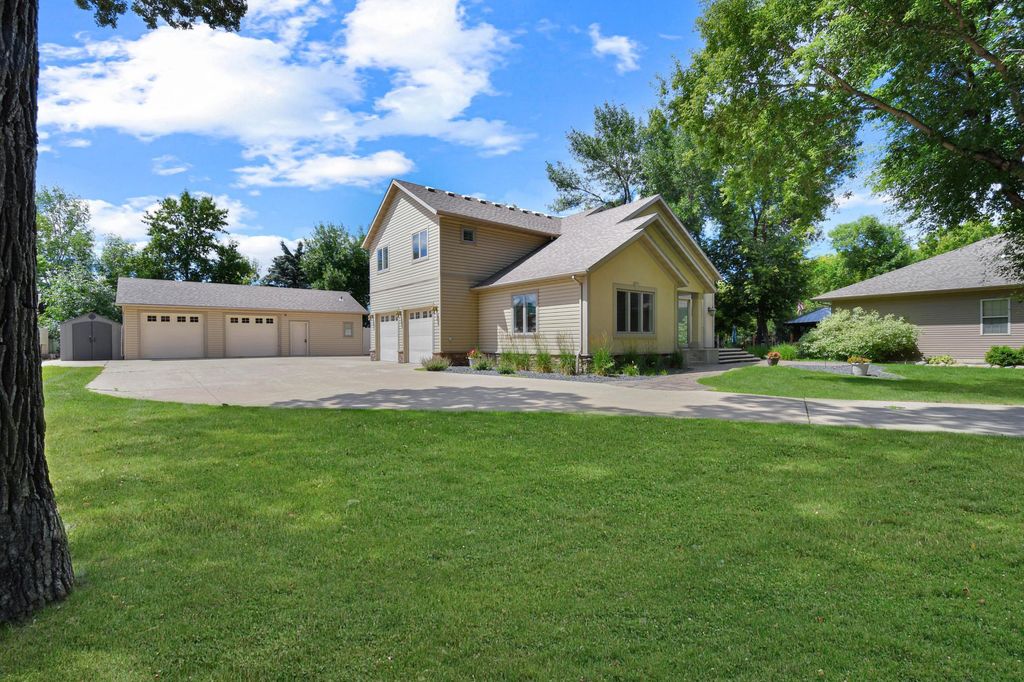 154 Beaton Drive W, West Fargo, ND 58078