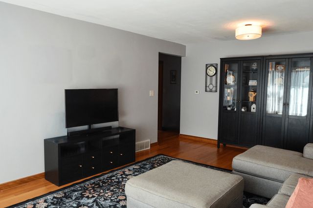 8400 N Osceola Avenue, Niles, IL 60714