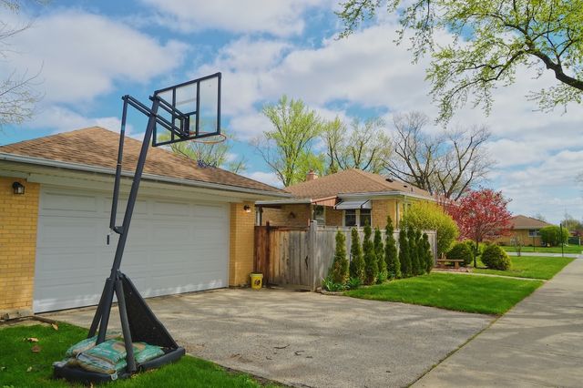 8400 N Osceola Avenue, Niles, IL 60714