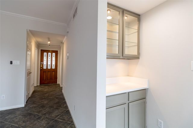 1741 Spyglass DR 2-202, Austin, TX 78746