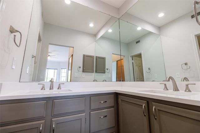 1741 Spyglass DR 2-202, Austin, TX 78746