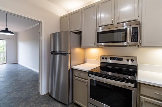 1741 Spyglass DR 2-202, Austin, TX 78746