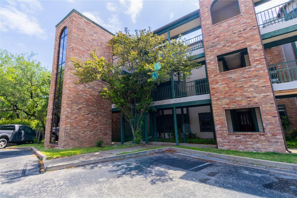 1741 Spyglass DR 2-202, Austin, TX 78746