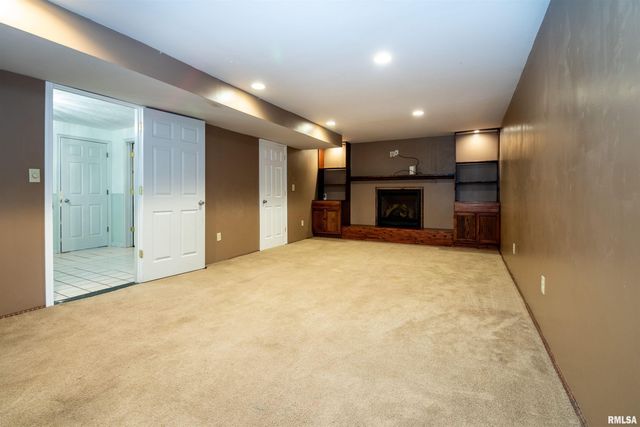 7601 N DERBY Road, Peoria, IL 61615