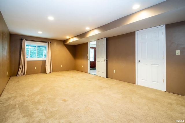 7601 N DERBY Road, Peoria, IL 61615