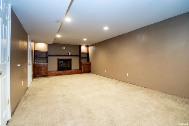 7601 N DERBY Road, Peoria, IL 61615