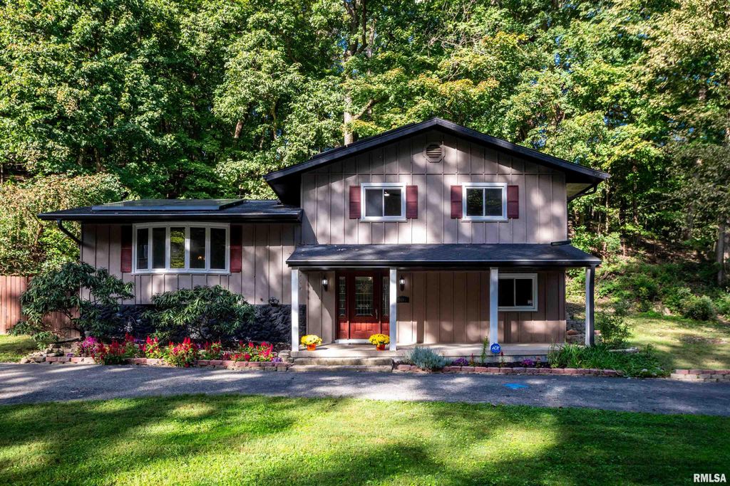 7601 N DERBY Road, Peoria, IL 61615