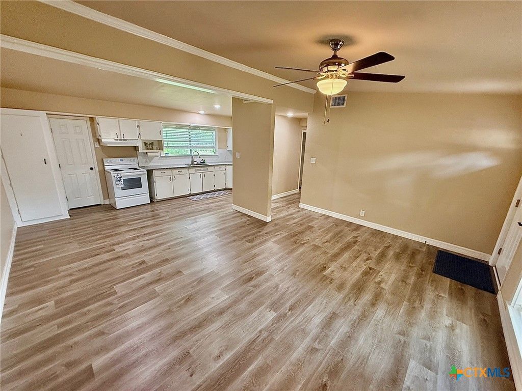 Image 4 of property listing at 4713 Dahlia Lane, Victoria, TX 77904