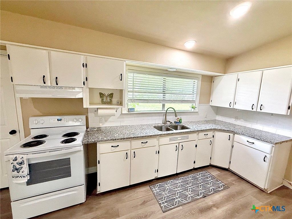 Image 5 of property listing at 4713 Dahlia Lane, Victoria, TX 77904