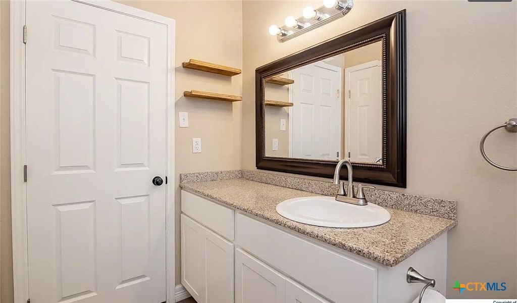 Image 8 of property listing at 4713 Dahlia Lane, Victoria, TX 77904