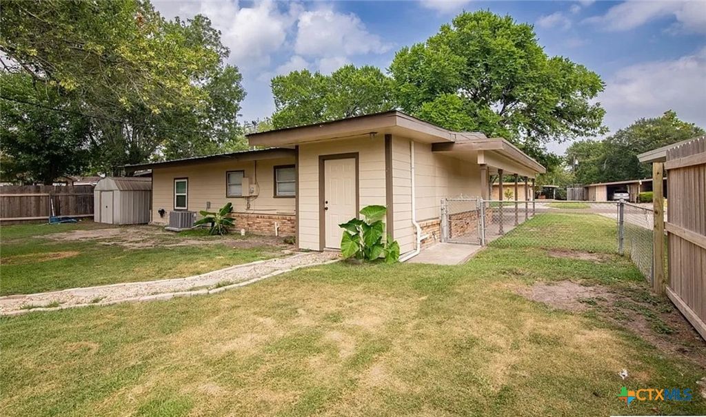 Image 9 of property listing at 4713 Dahlia Lane, Victoria, TX 77904
