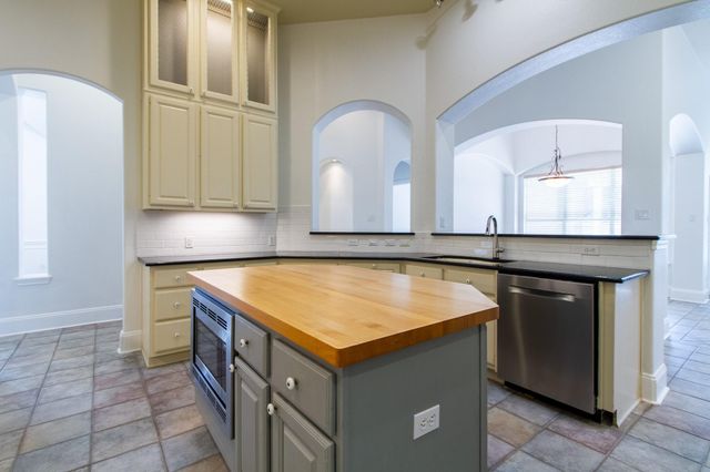 31 Lost Meadow TRL, The Hills, TX 78738