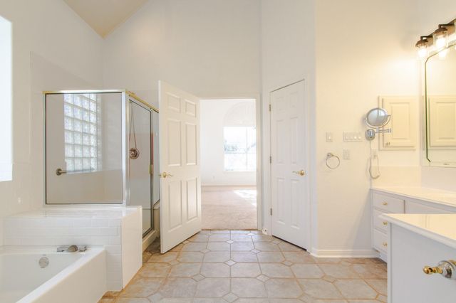 31 Lost Meadow TRL, The Hills, TX 78738