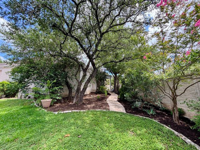 31 Lost Meadow TRL, The Hills, TX 78738