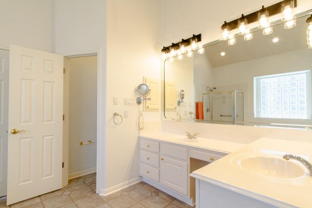 31 Lost Meadow TRL, The Hills, TX 78738