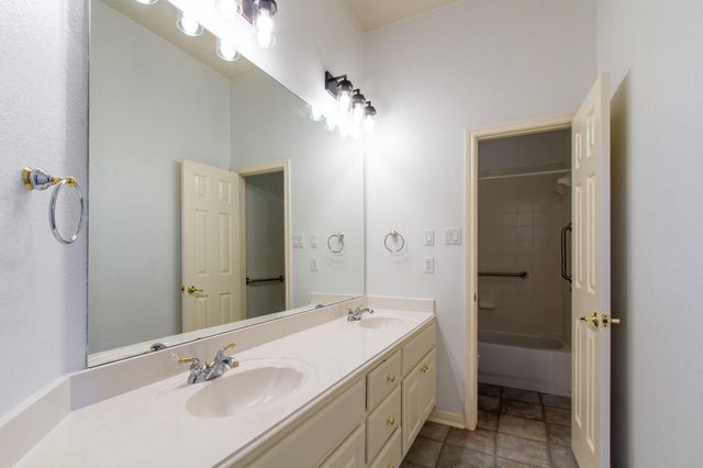 31 Lost Meadow TRL, The Hills, TX 78738