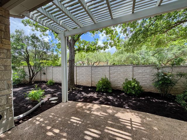 31 Lost Meadow TRL, The Hills, TX 78738