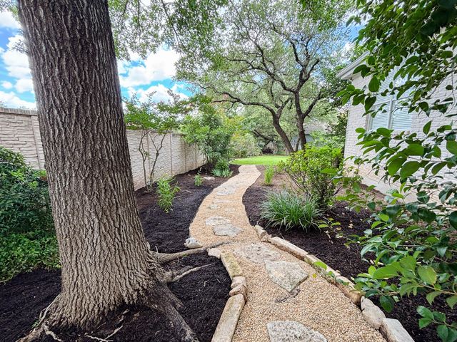 31 Lost Meadow TRL, The Hills, TX 78738