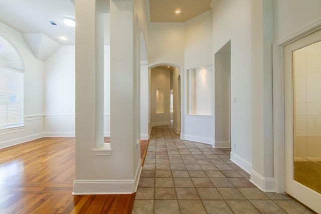 31 Lost Meadow TRL, The Hills, TX 78738