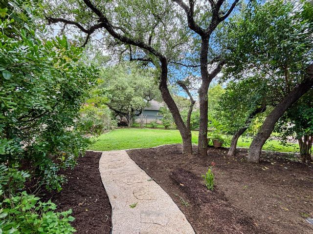 31 Lost Meadow TRL, The Hills, TX 78738