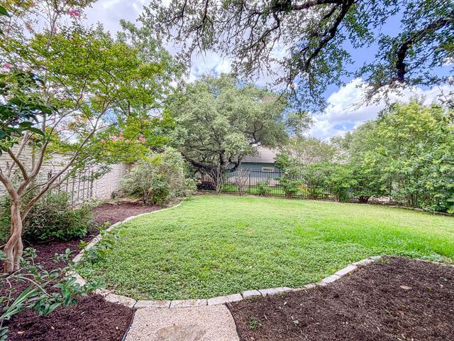 31 Lost Meadow TRL, The Hills, TX 78738