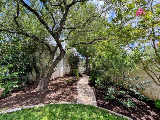 31 Lost Meadow TRL, The Hills, TX 78738