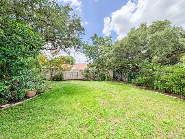 31 Lost Meadow TRL, The Hills, TX 78738