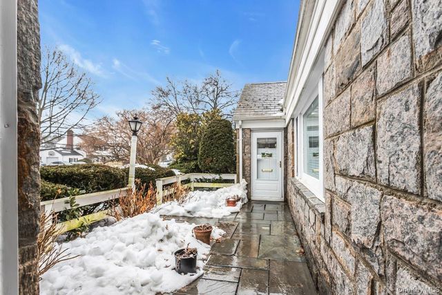 409 Titus Way, East Williston, NY 11596