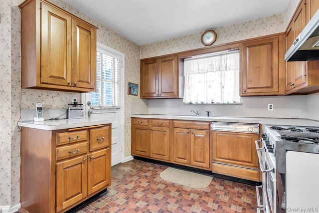 409 Titus Way, East Williston, NY 11596