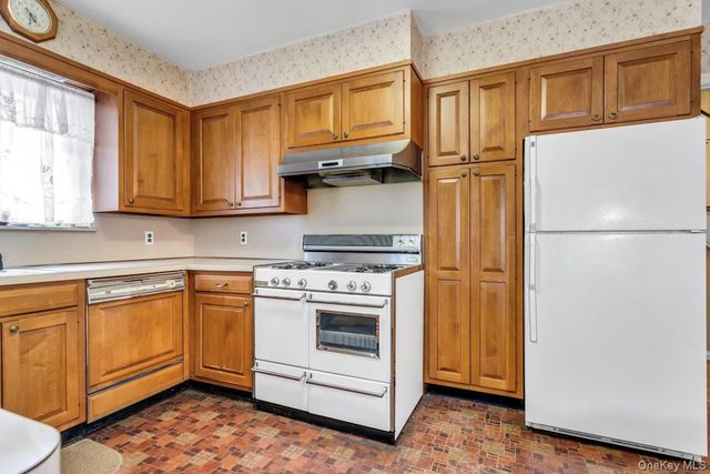 409 Titus Way, East Williston, NY 11596