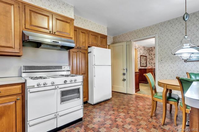 409 Titus Way, East Williston, NY 11596