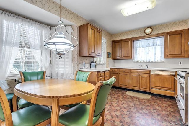 409 Titus Way, East Williston, NY 11596