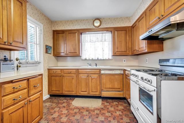 409 Titus Way, East Williston, NY 11596