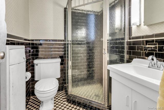 409 Titus Way, East Williston, NY 11596