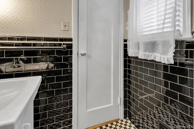 409 Titus Way, East Williston, NY 11596