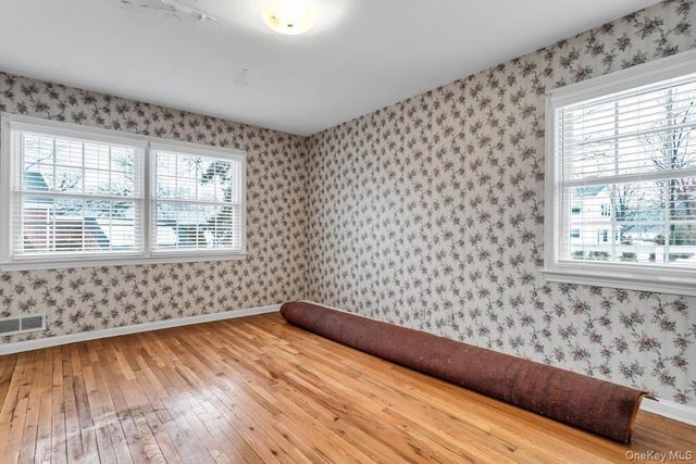 409 Titus Way, East Williston, NY 11596