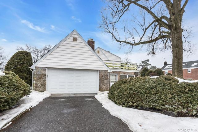 409 Titus Way, East Williston, NY 11596