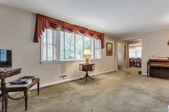 409 Titus Way, East Williston, NY 11596