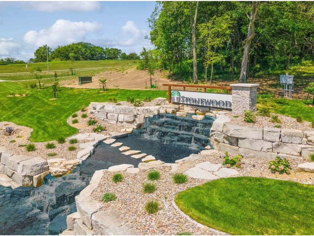 1529 S Stonewood Drive, West Des Moines, IA 50266