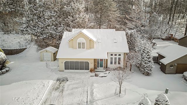 310 Willow Creek Lane, Irondequoit, NY 14622