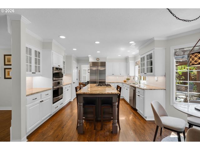 5676 SOUTHWOOD Dr, Lake Oswego, OR 97035