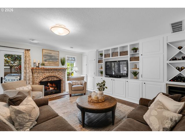 5676 SOUTHWOOD Dr, Lake Oswego, OR 97035