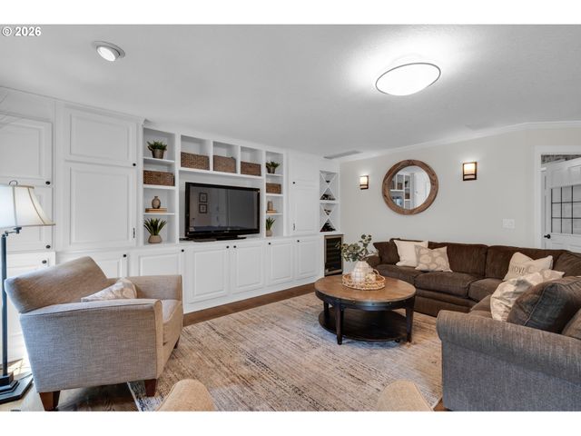 5676 SOUTHWOOD Dr, Lake Oswego, OR 97035