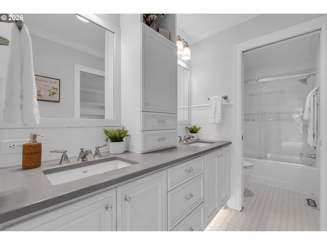 5676 SOUTHWOOD Dr, Lake Oswego, OR 97035