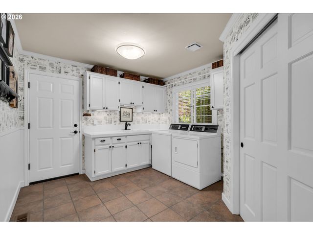 5676 SOUTHWOOD Dr, Lake Oswego, OR 97035
