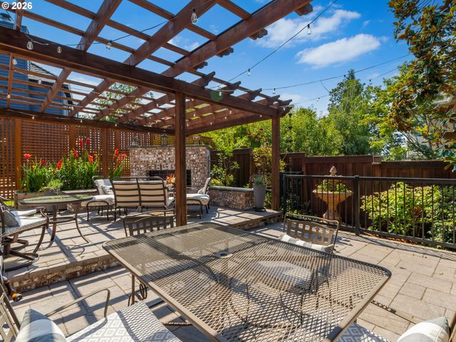 5676 SOUTHWOOD Dr, Lake Oswego, OR 97035